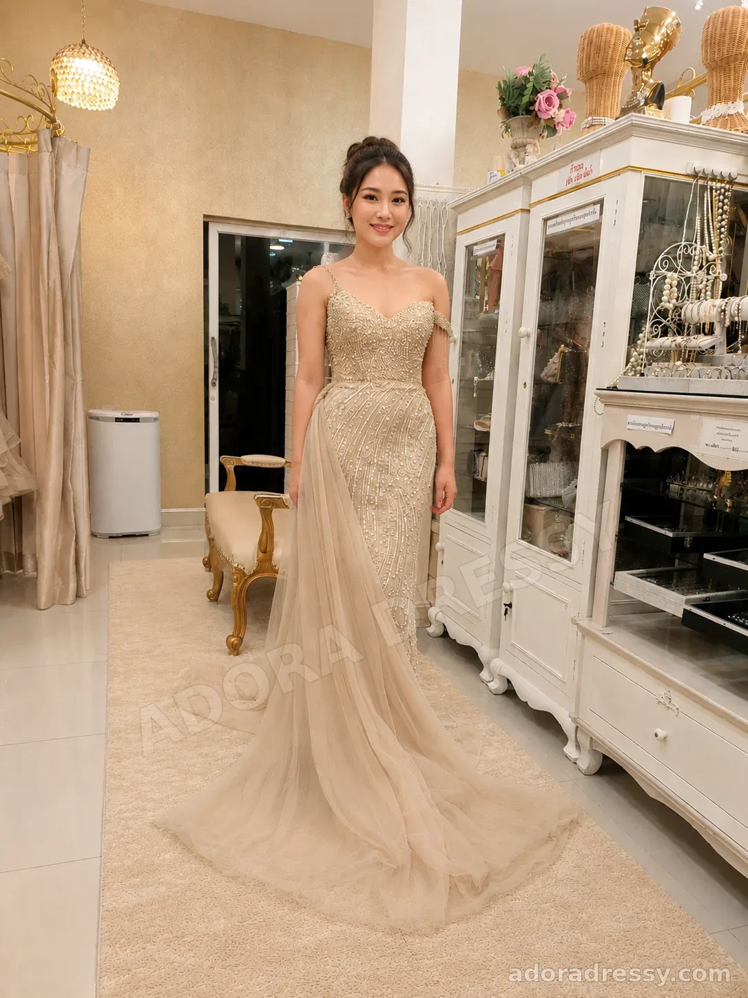 ชุดราตรีโทนครีมสำหรับงานออกงาน