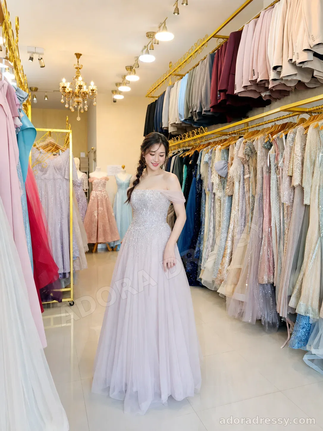 ชุดออกงานสีอ่อนภายในร้าน Adora Dressy