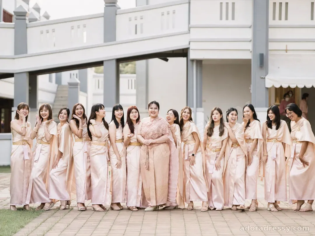 กลุ่มเพื่อนเจ้าสาวในชุดไทยโทนชมพูสำหรับงานแต่ง