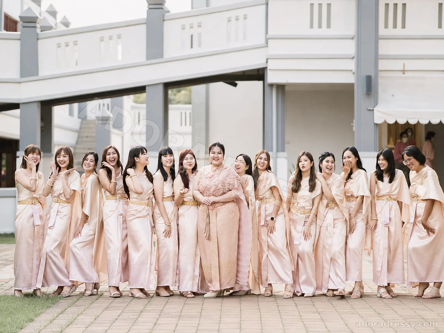 กลุ่มเพื่อนเจ้าสาวในชุดไทยโทนชมพูสำหรับงานแต่ง