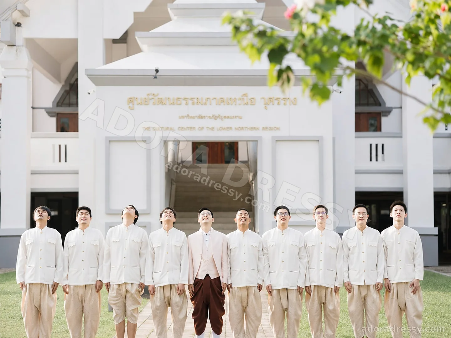 ชุดไทยผู้ชายและชุดเจ้าบ่าวโทนครีมสำหรับงานพิธี