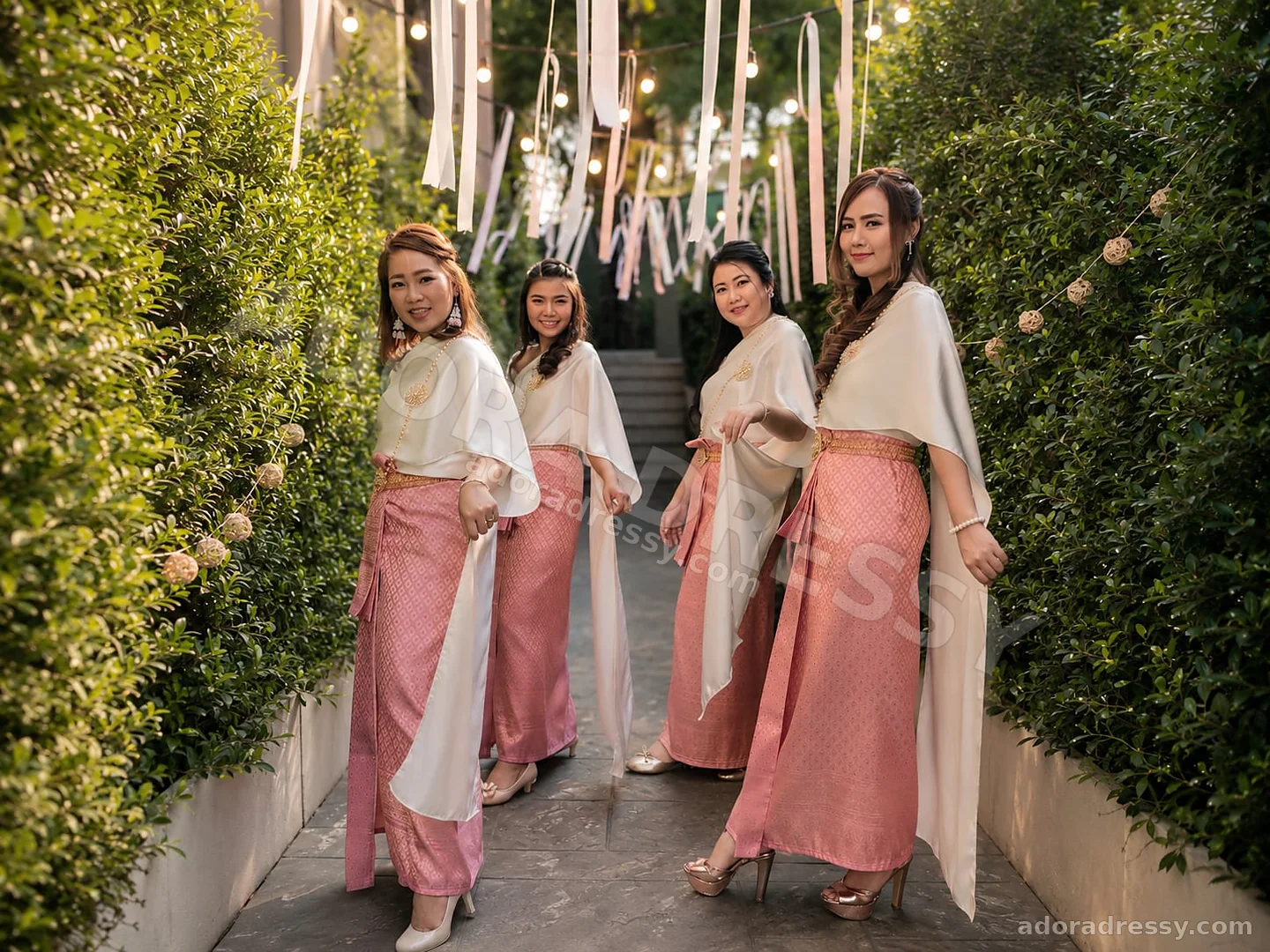 ชุดไทยโทนชมพูพร้อมสไบสีอ่อนสำหรับเพื่อนเจ้าสาว