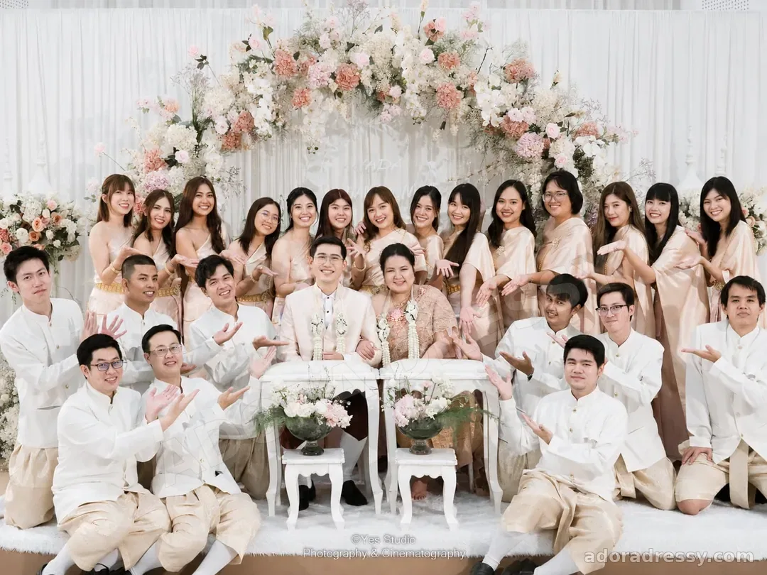 ชุดไทยสำหรับกลุ่มเพื่อนเจ้าบ่าวและเพื่อนเจ้าสาวในงานแต่ง
